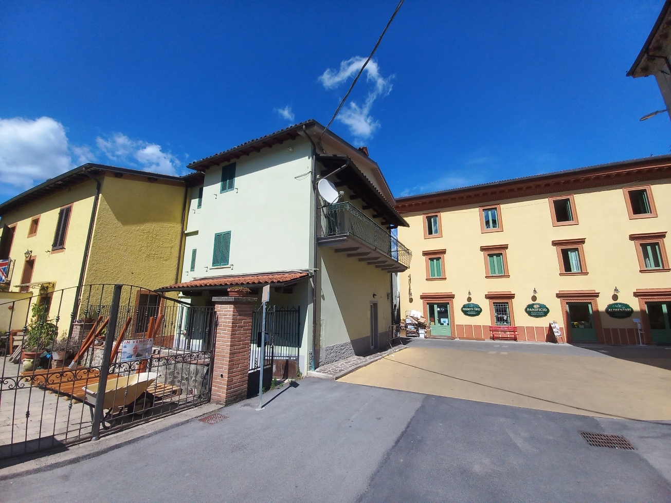 House in Camporgiano - view 1