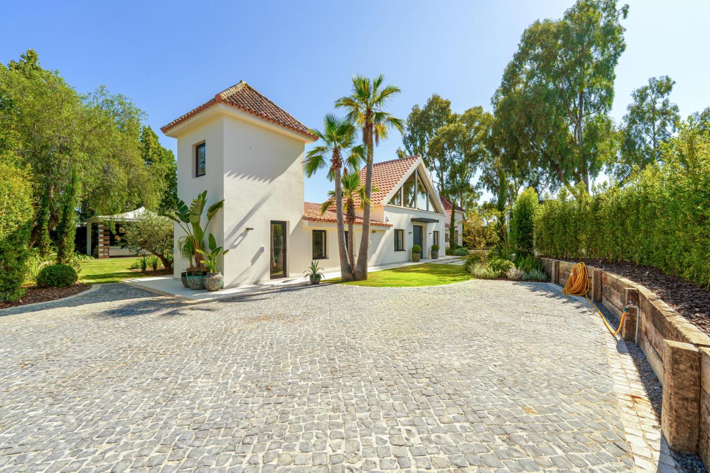 Villa in Marbella Del Este - view 1