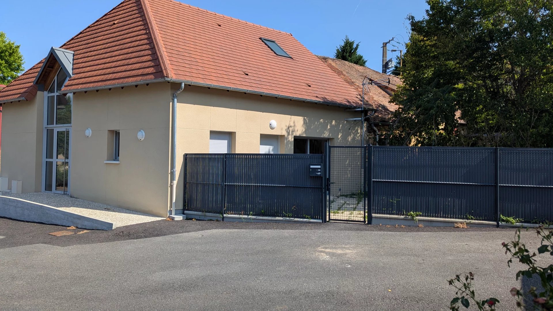 House in Lussac-les-Chateaux - view 1