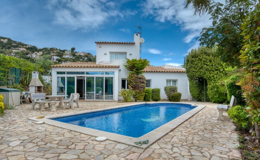 House with swimming pool